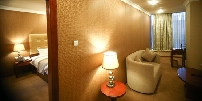 Guest room lounge