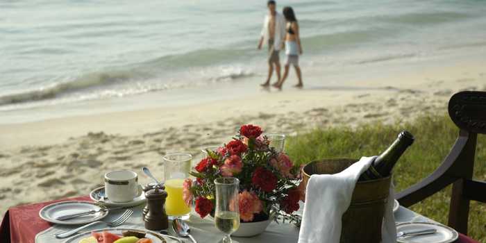 Breakfast by the beach