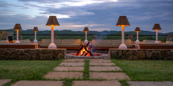 Outdoor fire pit
