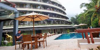 earls regent, kandy image 1