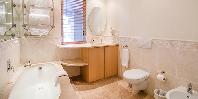 1 bedroom luxury apartment bathroom