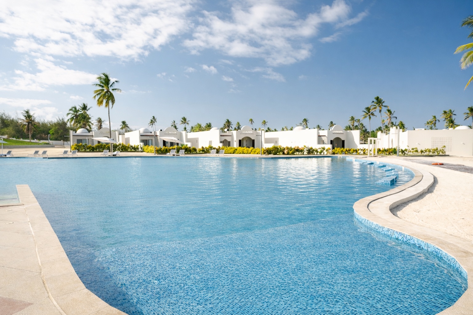 resort_pool_clean.jpg