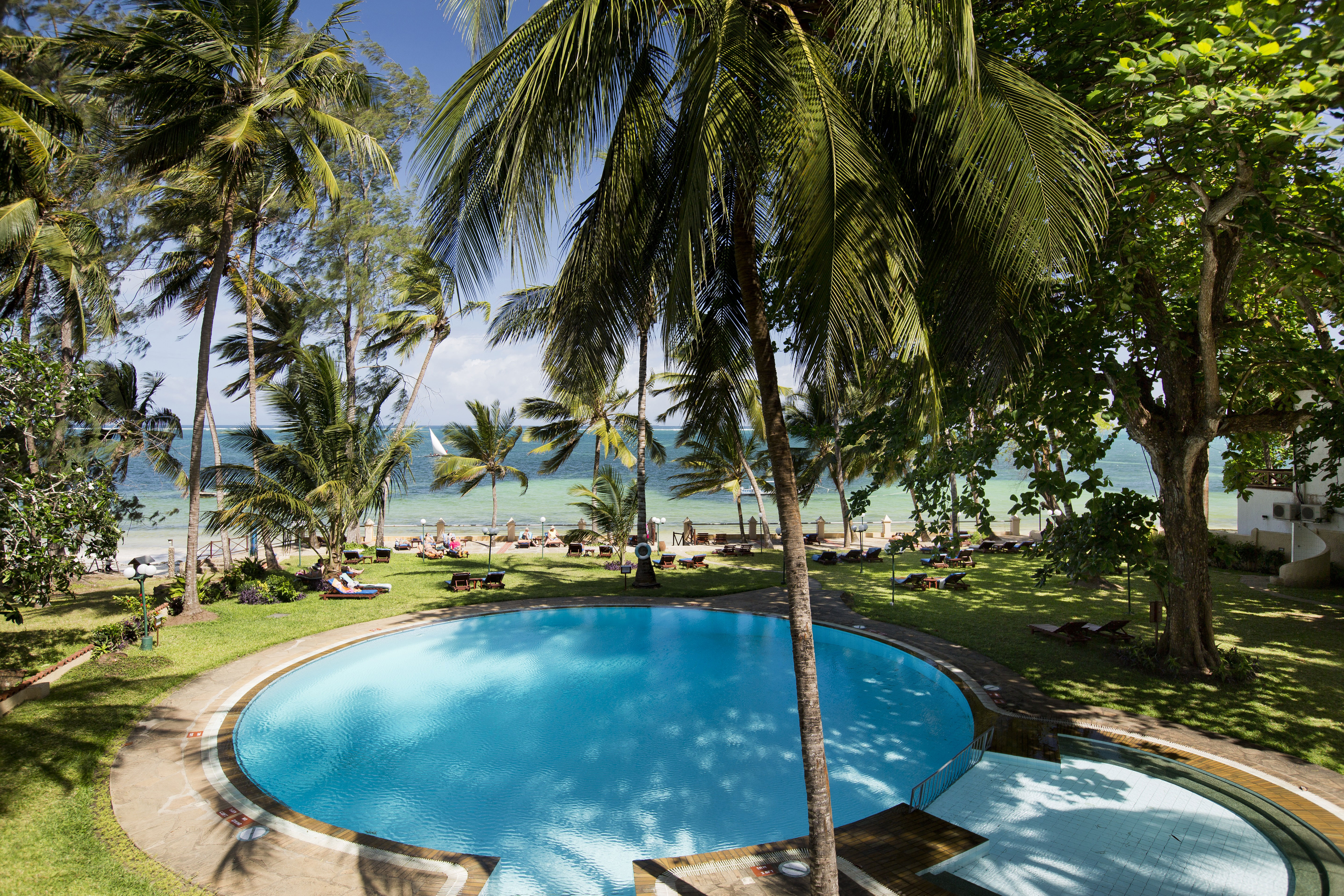 Neptune_Beach_Pool_And_Beach_View.jpg