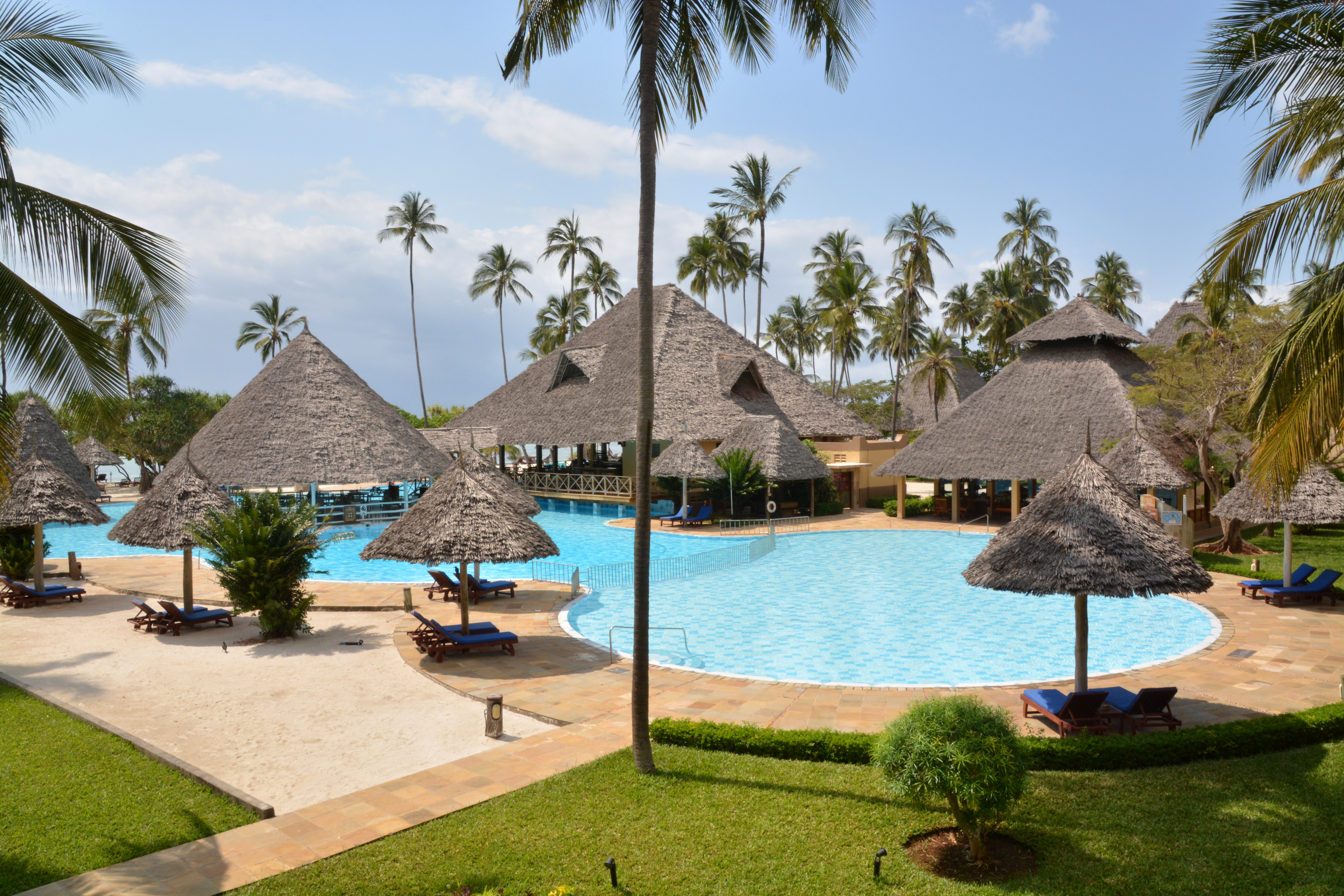 Main_Pool_View_And_Lawn.jpg