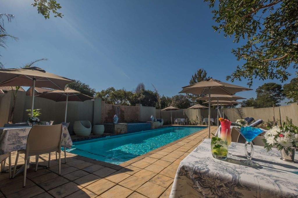 Ivory_Manor_pool.jpg